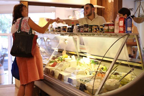 Нов бизнес модел прилагат част от по-малките търговци, като правят магазини за качествени хранителни стоки.