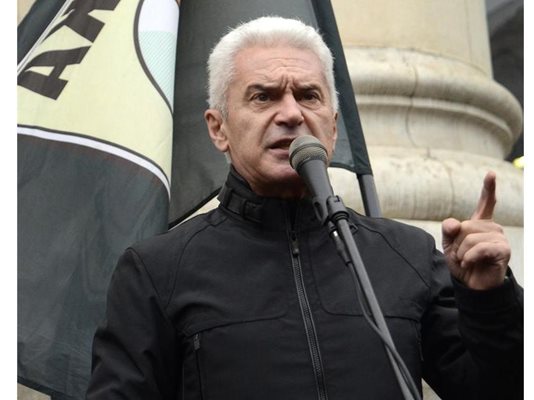 Волен Сидеров държи реч пред сградата на Съдебната палата