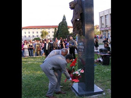 Паметник на певицата бе открит през 2008 г. в Кърджали. 
СНИМКИ: АВТОРИТЕ
