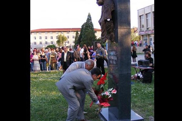 Паметник на певицата бе открит през 2008 г. в Кърджали. 
СНИМКИ: АВТОРИТЕ
