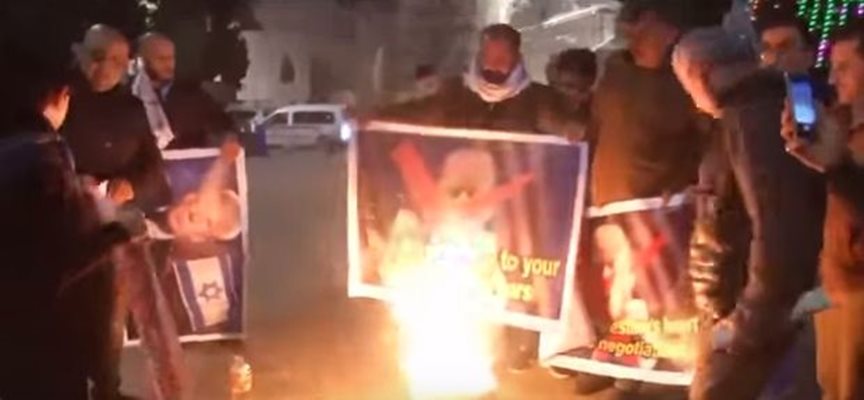 Протестиращи горят портрета на Тръмп Кадър: Youtube