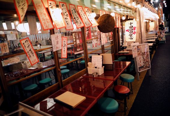 Ресторантите в Токио са без клиенти.