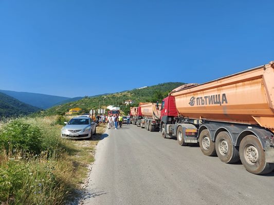 Камионите на "Европейски пътища" бяха спрени от протестиращи в Белащица.