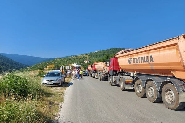 Камионите на "Европейски пътища" бяха спрени от протестиращи в Белащица.