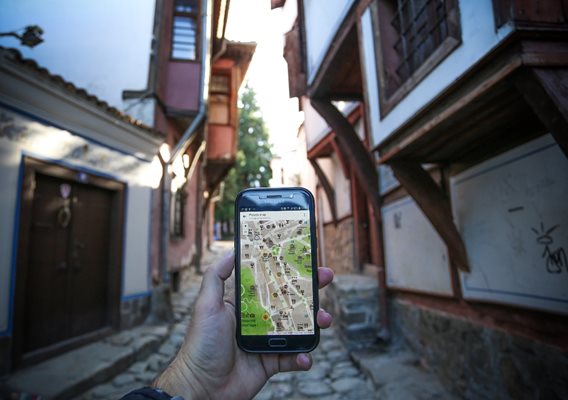 Новата туристическа карта на Пловдив е достъпна в телефона и лесна за управление.