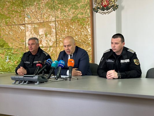 Директорът на пловдивската полиция Васил Костадинов (в средата) на втория ден проговори от акцията. До него вдясно е заместникът му Радослав Начев, а отляво - шефът на "Охранителна полиция" Костадин Костов.