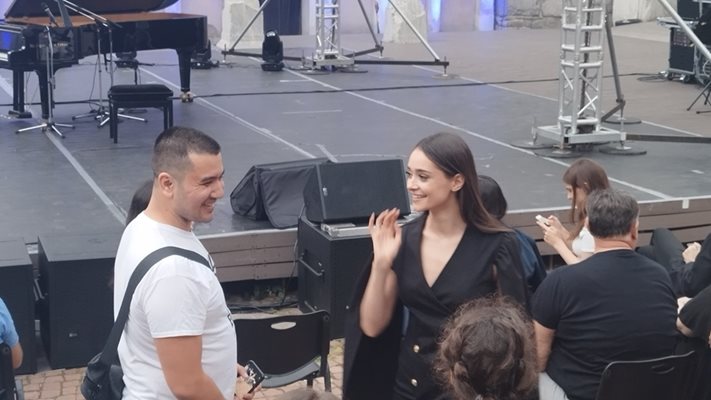 Валерия се снима с множество фенове на предаването

СНИМКИ: 24 часа