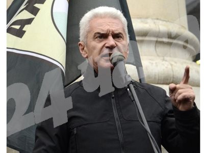 Волен Сидеров държи реч пред сградата на Съдебната палата