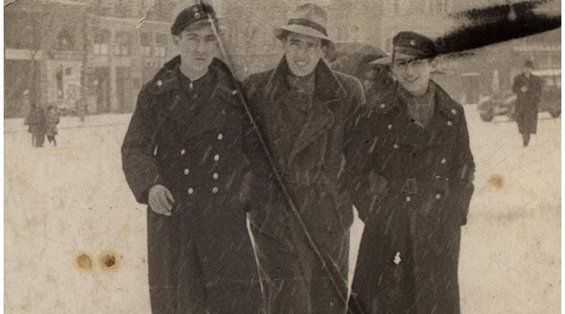 ПРИЯТЕЛИ: Митко Панчев (в средата) със свои съученици от Втора мъжка гимназия в София.СНИМКА: ЛИЧЕН АРХИВ НА АВТОРА