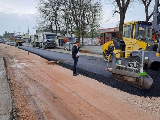 Заместник–кметът Пламен Райчев инспектира "Брезовско шосе". Тъкмо започнаха да полагат  и дъждът отказа работниците.