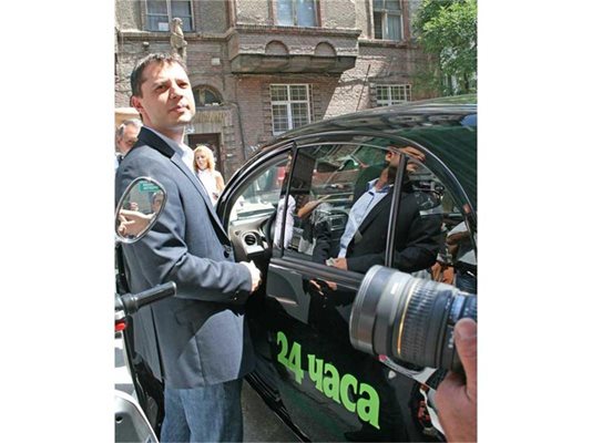 Министърът на икономиката Делян Добрев също се качи в електромобила. 
СНИМКИ: АНТОАНЕТА ПЕЛТЕКОВА
