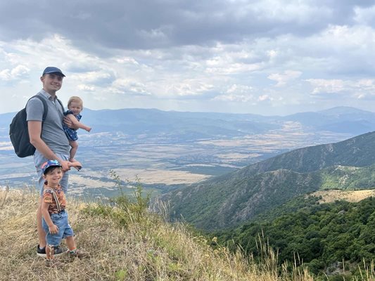 Депутатът от ПП-ДБ с децата си по време на излет в Централния Балкан