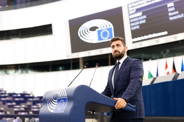 Андрей Новаков по време на изказване в пленарната зала на Европейския парламент.

СНИМКИ: ЛИЧЕН АРХИВ