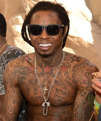 Lil Wayne прави първата си татуировка, когато е само на 14 в
памет на своя втори баща, който умира. Сега той има десетки, включително "Страхувай се от Бога".


Read more: http://www.thesun.co.uk/sol/homepage/features/4969093/worst-celebrity-tattoos-poll.html#ixzz2WTy1N1X3