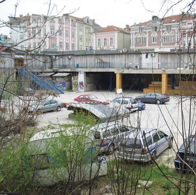 Така изглежда дупката в центъра на Варна, за която общинският съвет поиска 43 млн. помощ от държавата. СНИМКА: 24 часа
