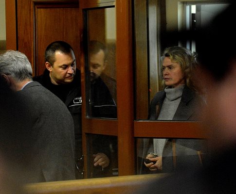 Елена Динева на влизане в съда днес с белезници СНИМКА: Йордан Симеонов