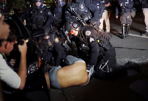 Десетки са задържаните след среднощните сблъсъци в Портланд Снимки: Ройтерс