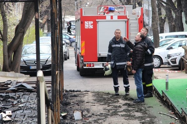 Днес преди обяд бе направен нов оглед на горялата сграда.
