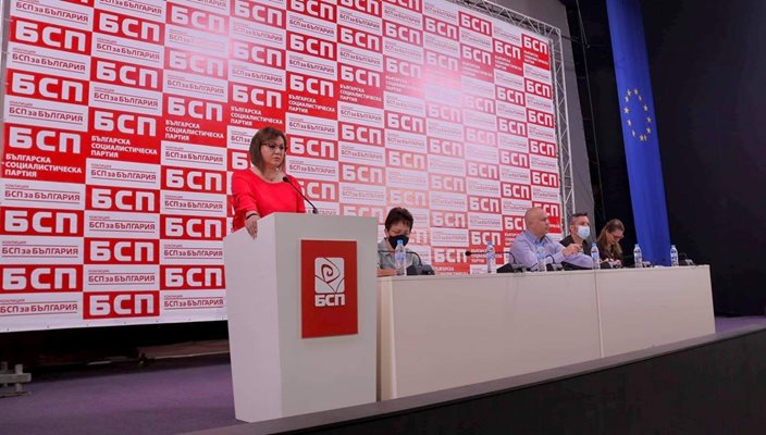 Лидерката на БСП Корнелия Нинова представи доклад за задачите на партията на предстоящия вот.
СНИМКИ: БСП