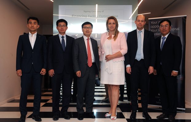 Цветанка Минчева, главен изпълнителен директор на УниКредит Булбанк заедно с корейските партньори на банката.