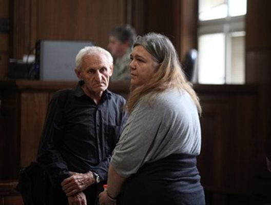 Мария Велева с адвоката си
Снимка: "24 часа"
