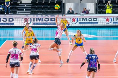 Маричанки (с жълто-сини екипи) отново влизат директно в групите на Шампионската лига по волейбол при жените.