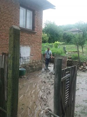 Един от наводнените домове в Свищовско, които посети областният управител