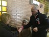 Кметът на "Тракия" завърза мартеници на пенсионери