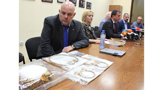Зам. главният прокурор Иван Гешев оглежда съкровището, което е иззето като веществено доказателство по делото срещу бандата.