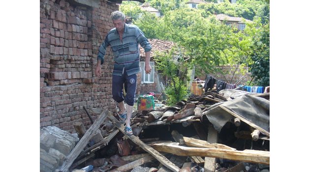 Тодор Желязков, на 56 години, е стъпил върху останките от стаята, в която живеел досега. Тя рухнала под напора на водата.