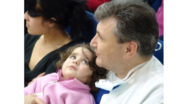 Преди 15 г. проф. Любомир Спасов спасява малката Памела. СНИМКА: ЛИЧЕН АРХИВ