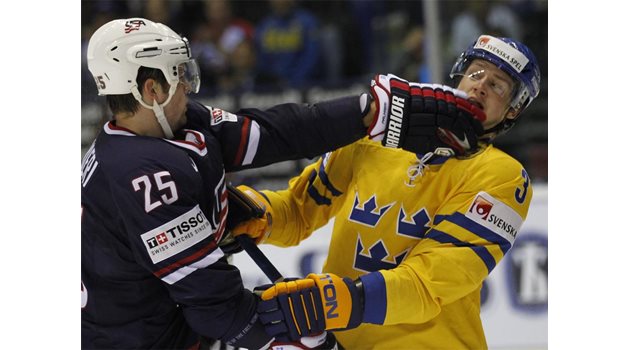 КРОШЕ: Американецът Ник Палмиери е уцелил защитника на Швеция даниел Фернхолм по време на сбиването в мача на американците срещу "Тре корун" от световното първенство в Словакия.