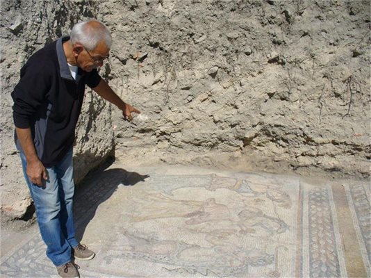 Ръководителят на разкопките Димитър Янков показва откъде очаква да излязат поне още две фигури от мозайката, едната от които - на самия бог Дионис.
