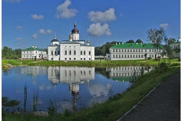 Това е манастирът край Псков, спряган за убежище, в което съпругата на руския премиер успокоява душата си. 
СНИМКИ: РОЙТЕРС И АРХИВ 

