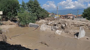 4 пъти отводняват мазе в село Слатина, хора винят за бедствието свлечен пясък (Видео)