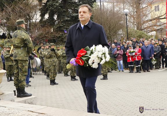 Даниел Панов подниси цветя на Паметника "Майка България"