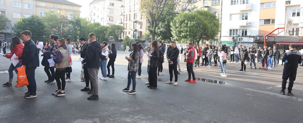 Абитуриенти се редят на входа на столичното 127-о средно училище, за да държат матура по български език и литература. 

СНИМКА: НИКОЛАЙ ЛИТОВ