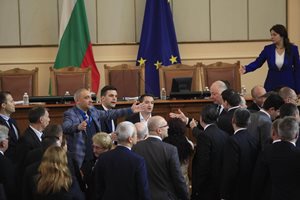 Бой в парламента (Видео, снимки)
