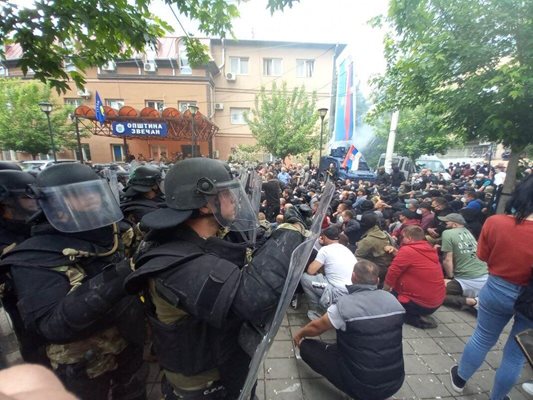Сблъсъци в Северно Косово в края на месец май. СНИМКА: Туитър Nemanja Starovich