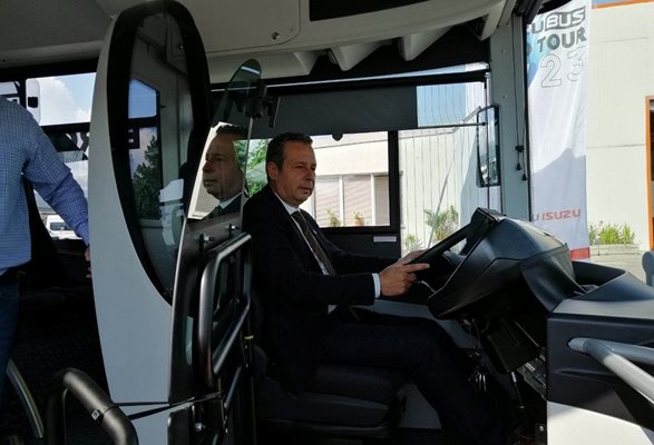 Заместник-кметът Тодор Чонов седна зад волана на турски електробус за 1 млн. лева.