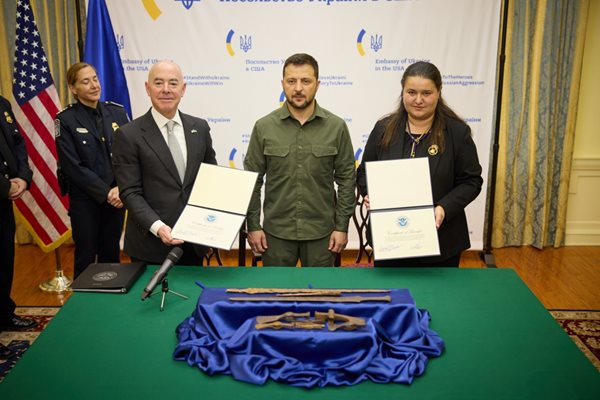 САЩ върнаха на Украйна откраднатите от руснаците скитски мечове. СНИМКИ: Официален сайт на Президента на Украйна