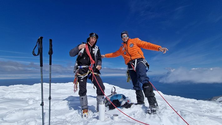 Дойчин Боянов и Марчо Паунов на ледения връх Чепеларе.
Снимки: Фейсбук/ Марчо Паунов
