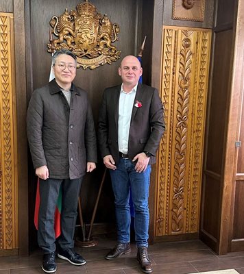 Посланикът на Република Корея в България Н.Пр. Джонгин Бе бе на неофициална визита в Банско и се срещна с кмета на общината Стойчо Баненски.
