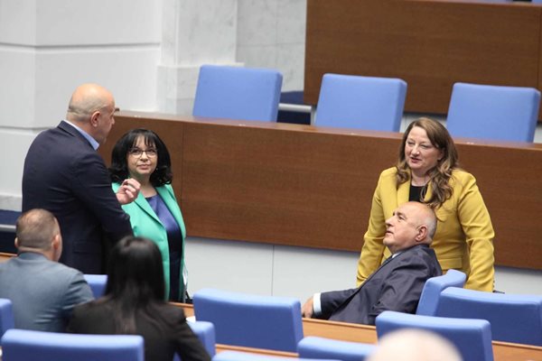 GERB leader Boyko Borisov stayed in the plenary hall for a short time and after a conversation with Tomislav Donchev, Denitsa Sacheva and Temenujda Petkova left it.  PHOTOS: IULIAN SAVCHEV