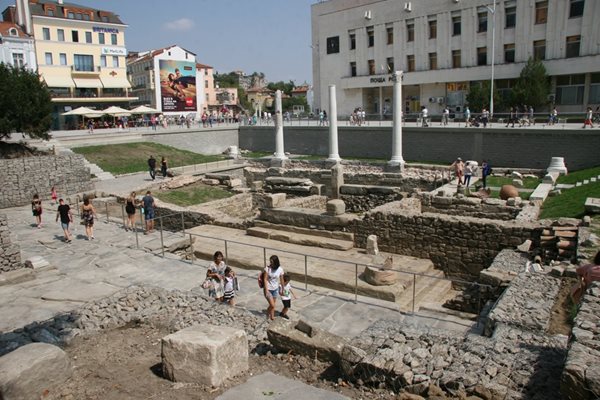 Западните пропилеи от Римския форум са част от интериора на площада.