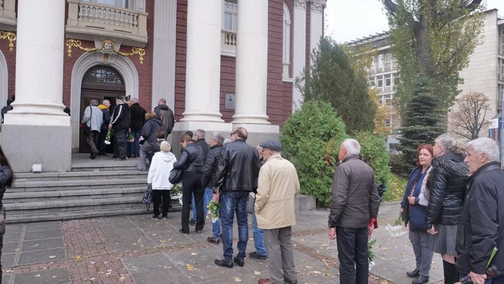 Приятели и близки изпращат Павел Васев (Снимки)