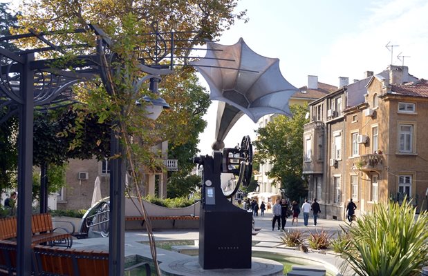 Една от  емблемите  на Бургас –  Грамофона,  скулптурата  която краси  бул. “Богориди.