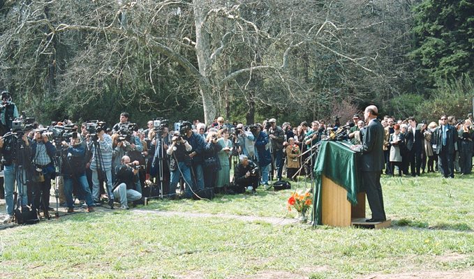 На 6 април 2001 г. цар Симеон II събра на поляната пред двореца “Врана” медии и с обръщение към народа обяви, че влиза в политиката.