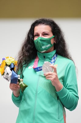Антоанета Костадинова със сребърния си медал от олимпийските игри в Токио. СНИМКА: ЛЮБОМИР АСЕНОВ, LAP.BG