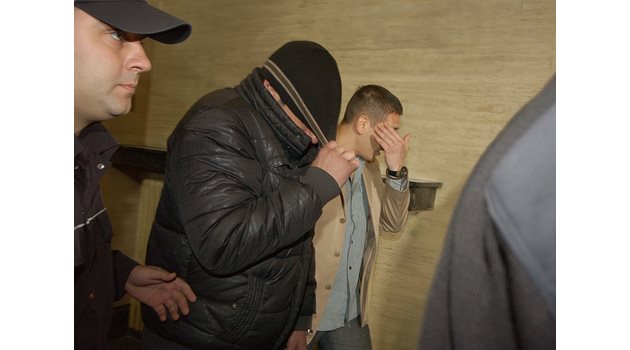 Виктор Боцев (вдясно) влиза в затвора за 7 години.